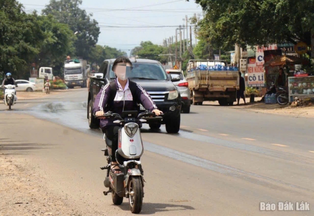 Tình trạng học sinh điều khiển xe đạp điện không đội mũ bảo hiểm diễn ra rất phổ biến.