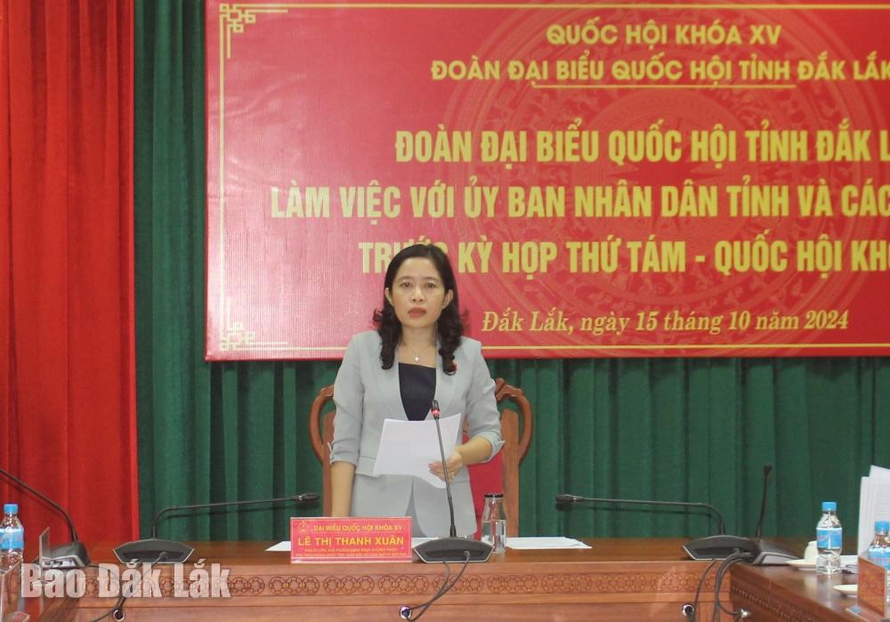 Phó Trưởng đoàn phụ trách Đoàn đại biểu Quốc hội tỉnh Lê Thị Thanh Xuân phát biểu kết luận buổi làm việc.