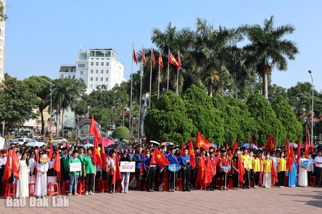 Các em học sinh, sinh viên tham gia buổi lễ.