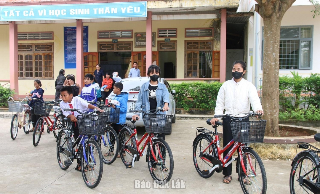 Các em học sinh trên địa bàn huyện Cư Kuin phấn khởi khi được trao tặng xe đạp mới.