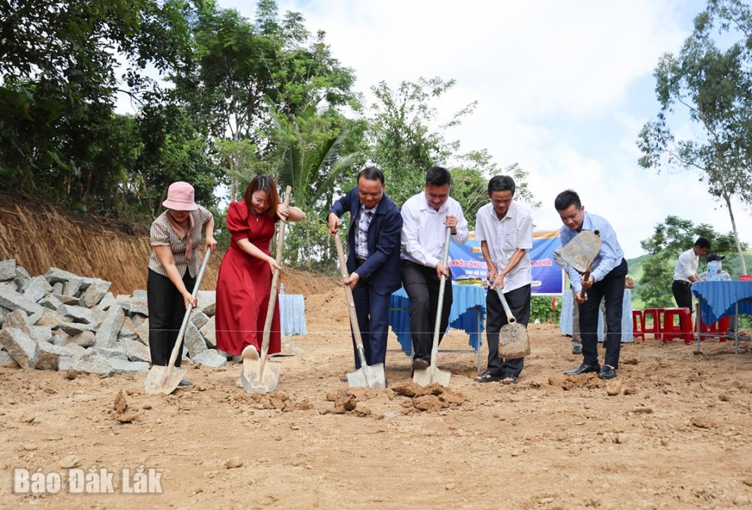 Các đại biểu cùng tham gia động thổ xây dựng căn nhà.