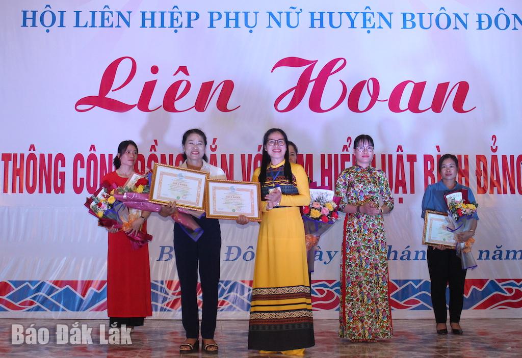 Chị Võ Thị Ngọc Hoa, Phó Chủ tịch Hội LHPN tỉnh, Chánh Chủ khảo liên hoan trao giải Nhất cho đơn vị xã Tân Hòa.