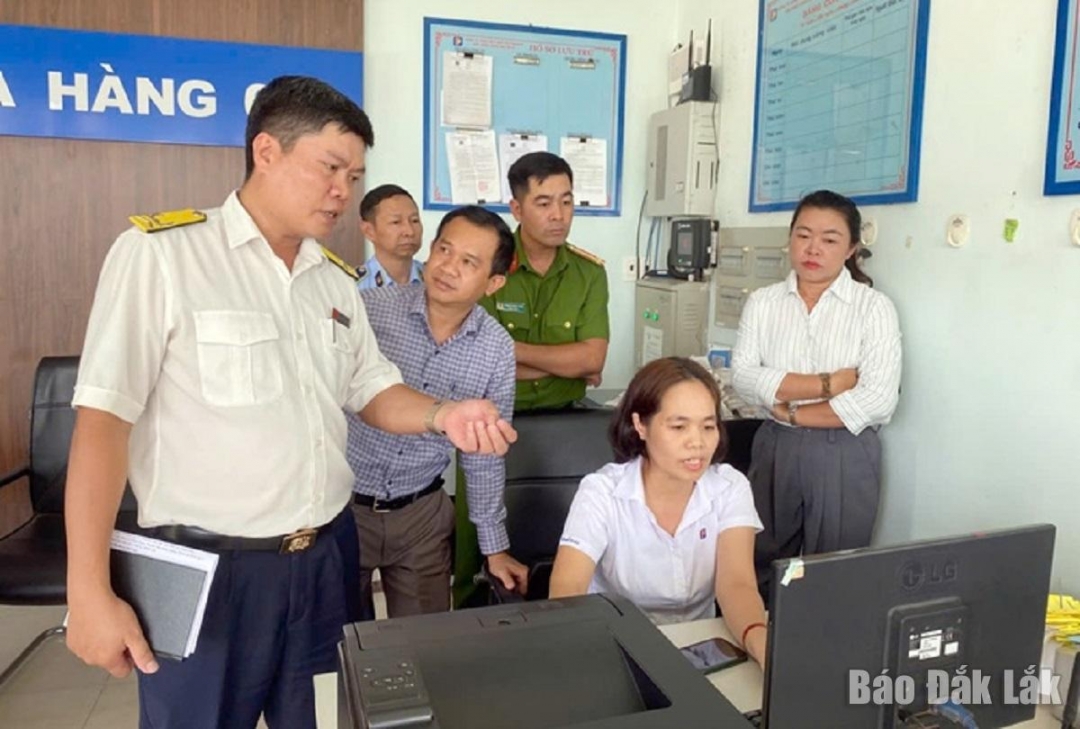 Đoàn liên ngành của tỉnh kiểm tra việc chấp hành quy định về hóa đơn điện tử tại một doanh nghiệp