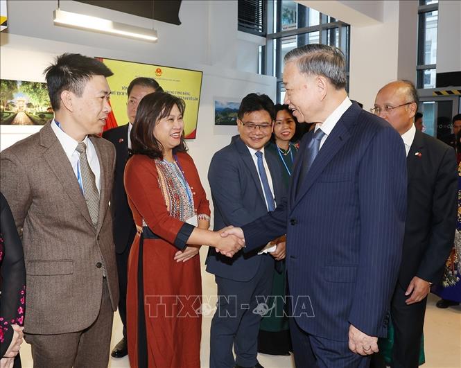 Tổng Bí thư, Chủ tịch nước Tô Lâm với cán bộ, nhân viên Đại sứ quán, cộng đồng người Việt Nam và các cơ quan đại diện Việt Nam thường trú tại Pháp. Ảnh: Trí Dũng/TTXVN