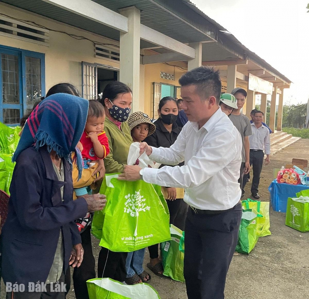 Phó Trưởng Ban Dân vận Tỉnh ủy Trần Doãn Tới tặng quà cho hộ nghèo trên địa bàn xã Ea Phê (huyện Krông Pắc).