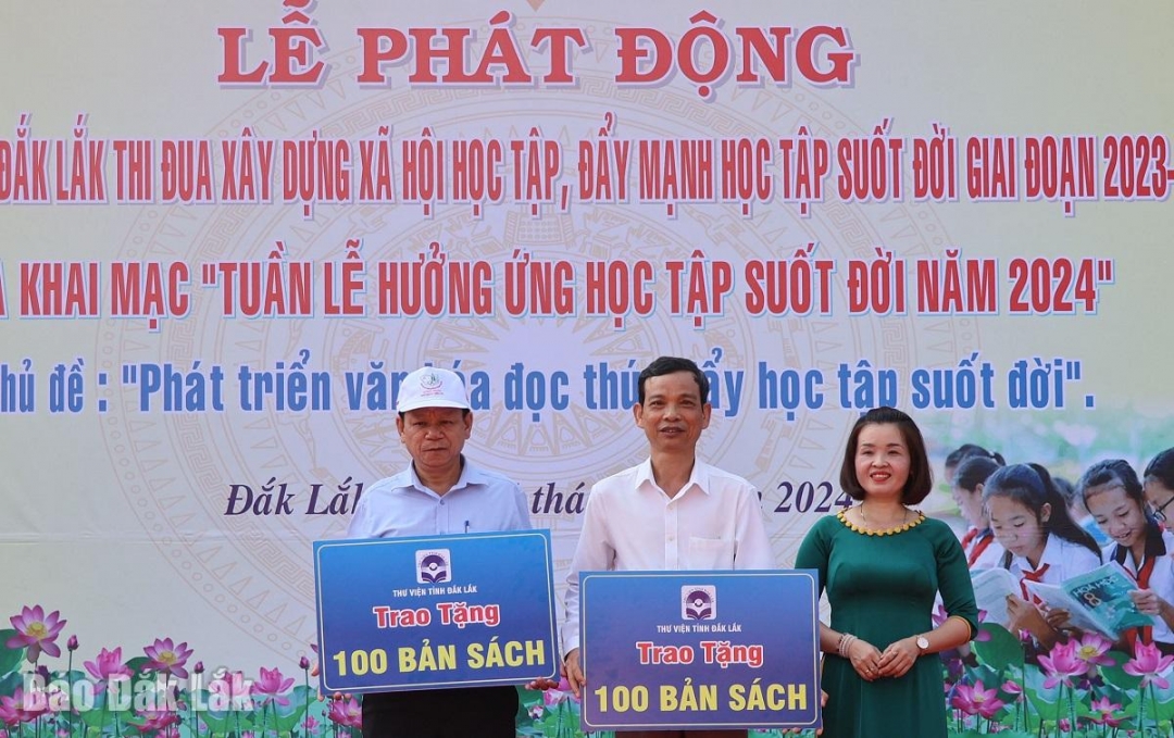 Đại diện Thư viện tỉnh trao tặng sách cho các đơn vị.