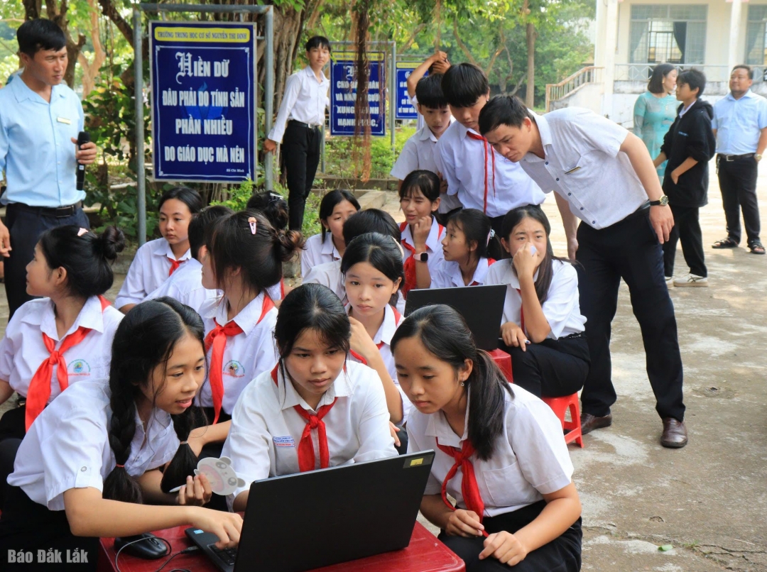 Học sinh Trường THCS Nguyễn Thị Định (huyện Ea Súp) thi kiến thức Kahoot.