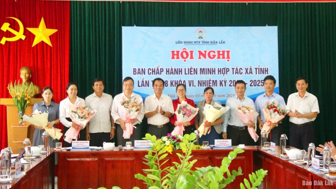 Các đồng chí được bầu bổ sung vào Ban Chấp hành, Ủy viên Ban Thường vụ, Ban Kiểm tra Liên minh HTX tỉnh khóa VI, nhiệm kỳ 2020 - 2025 ra mắt tại hội nghị. 