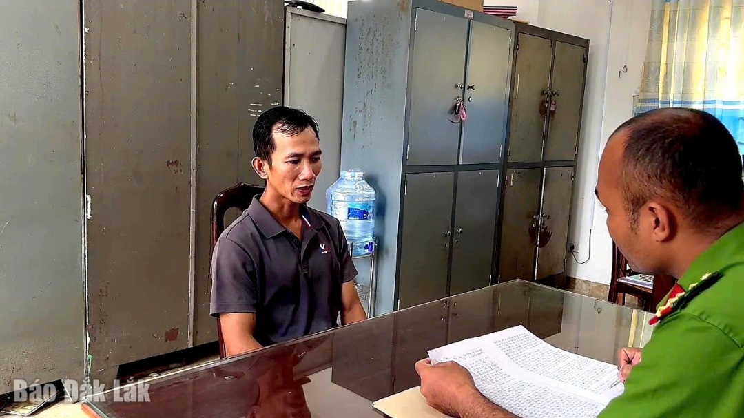 Đối tượng Phan Văn Huy tại cơ quan công an.