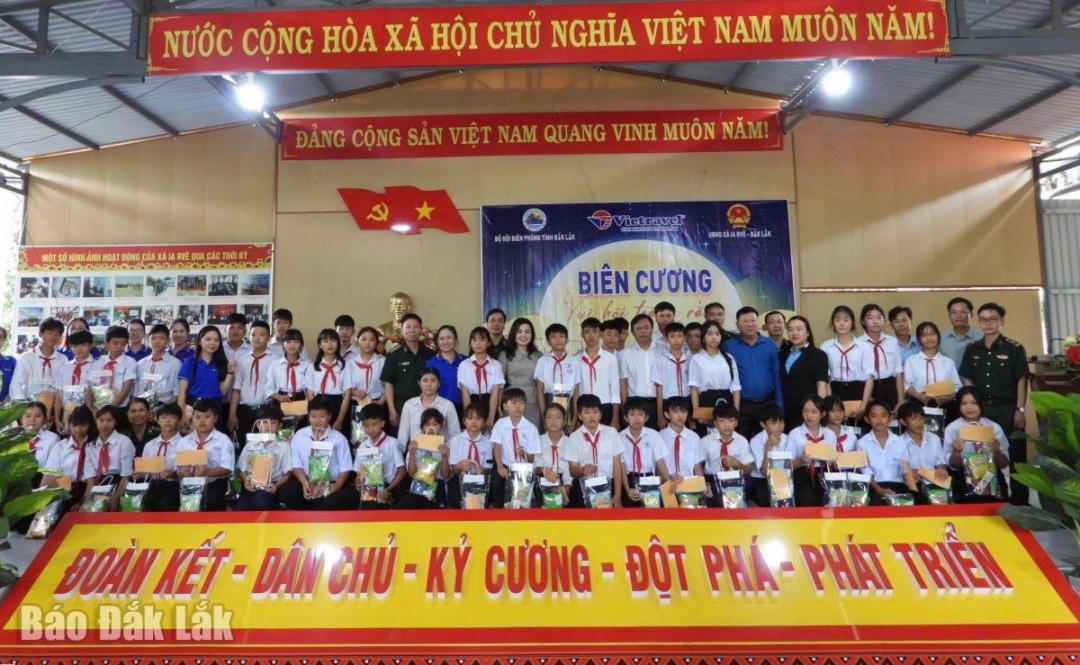 Các đơn vị trao quà tặng học sinh vùng biên Ia Rvê.