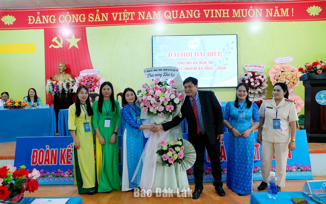 Bí thư Đảng ủy, Chủ tịch HĐND xã Dliê Ya Y Bion Niê trao lẵng hoa