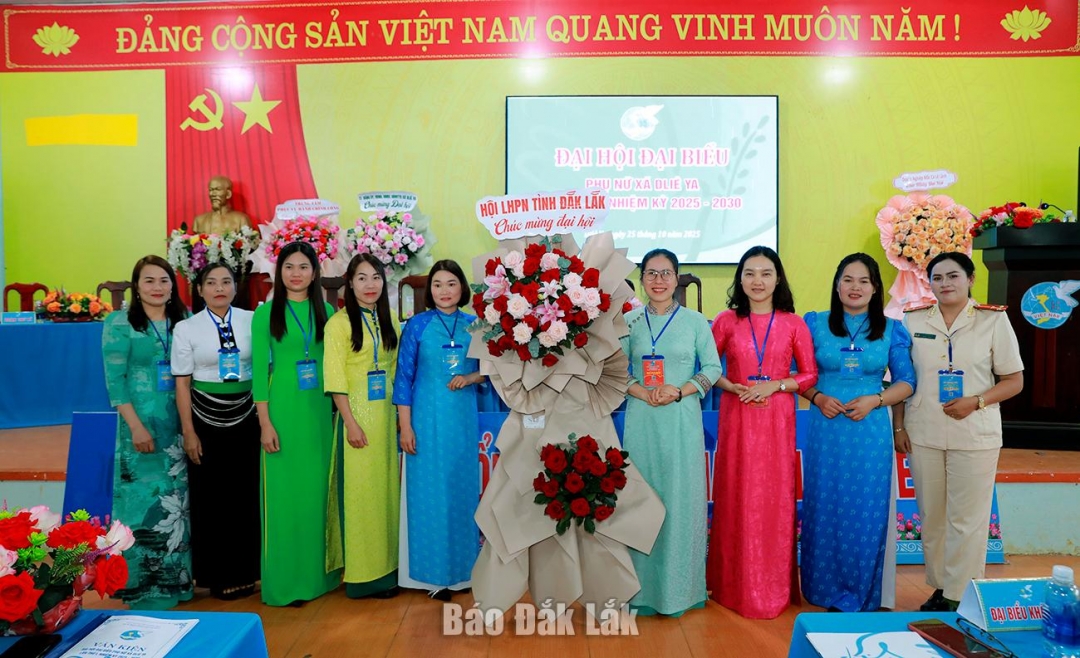 Ban Thường vụ Hội Liên hiệp Phụ nữ tỉnh Đắk Lắk tặng lẵng hoa chúc mừng đại hội.