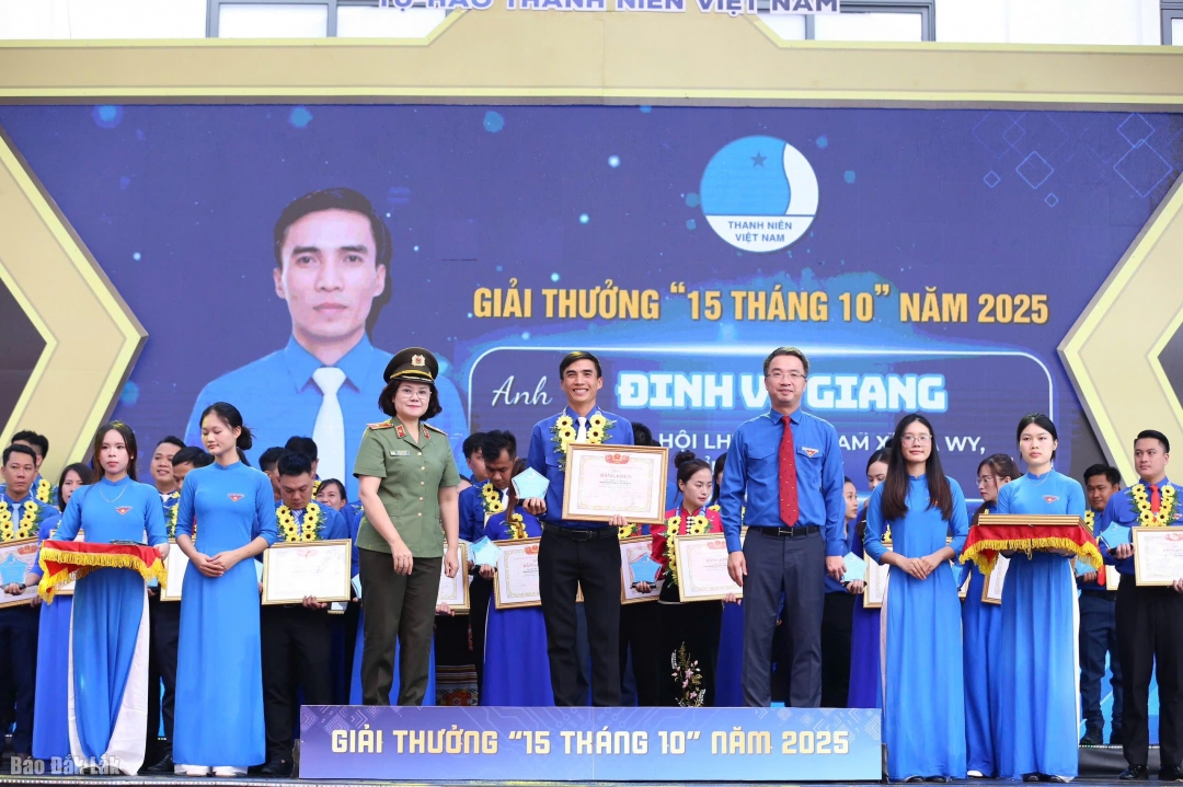 Anh Đinh Võ Giang nhận Giải thưởng 15 tháng 10 năm 2025. Ảnh nhân vật cung cấp