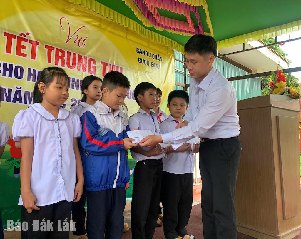 Các em học sinh có thành tích tốt trong học tập được nhận học bổng dịp này