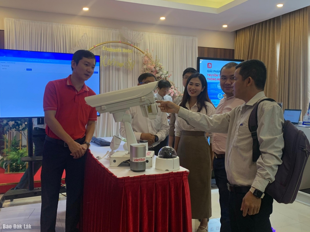 Các doanh nghiệp viễn thông trên địa bàn tỉnh giới thiệu các giải pháp công nghệ thông minh.