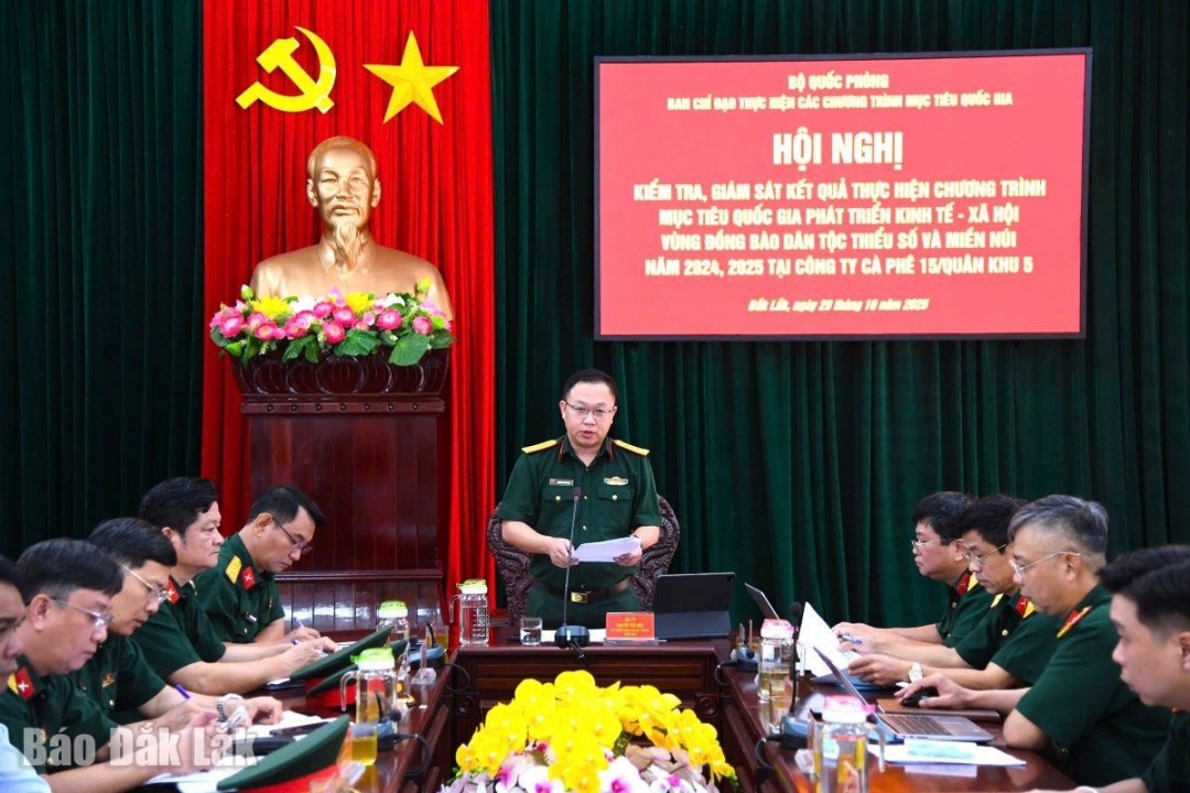 Các đại biểu tham dự buổi làm việc.