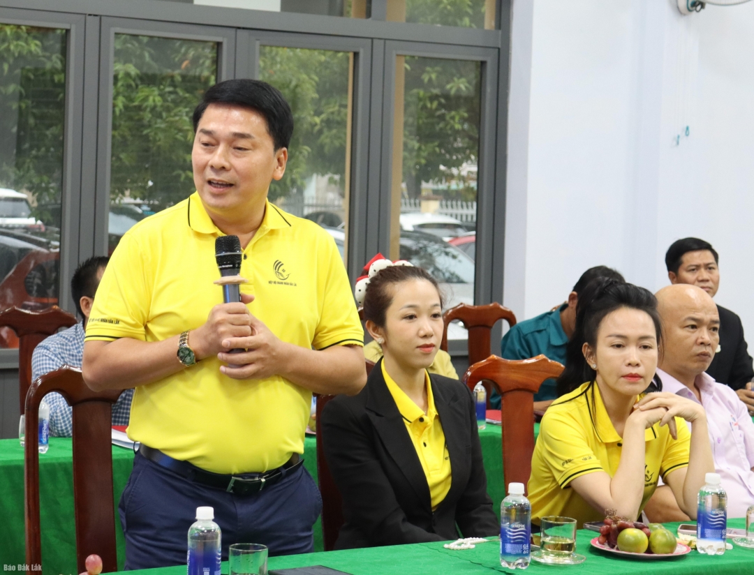 Ông Nguyễn Quang Vinh, Chủ tịch Hiệp hội Doanh nhân Đắk L ắ k nêu ý kiến tại hội nghị.