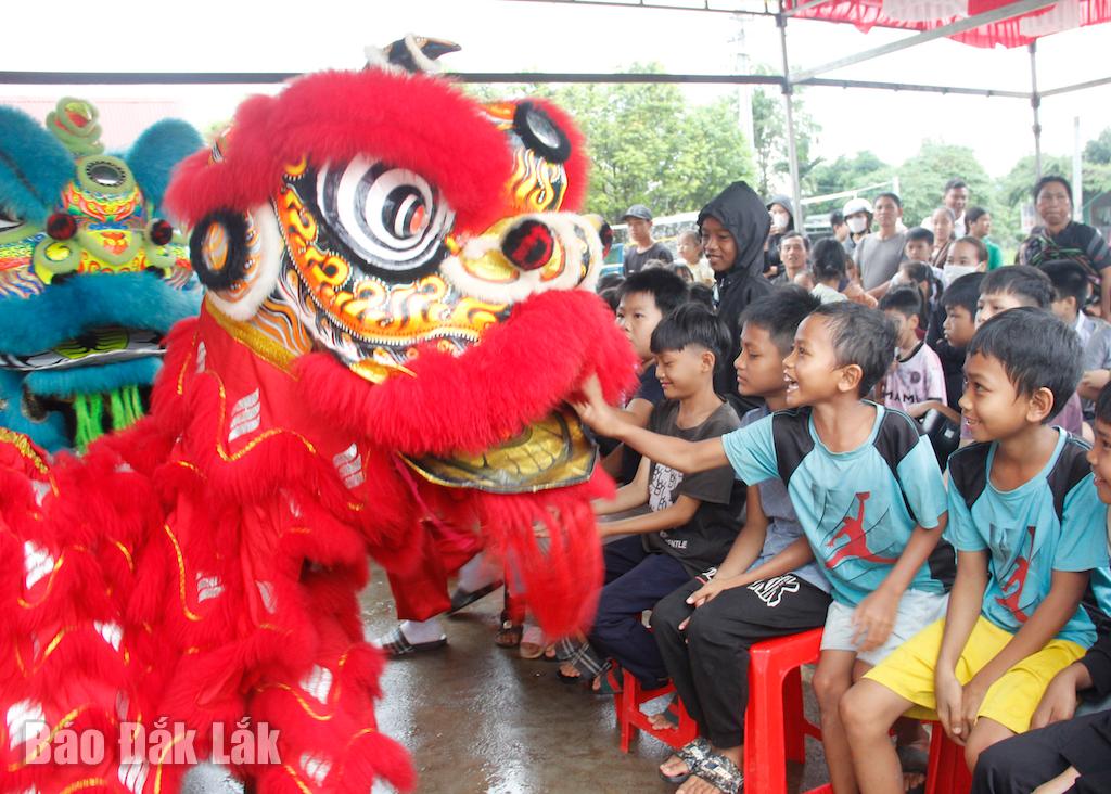 Niềm vui của các em thiếu nhi buôn Ea Na tại chuwong trình Vui tết Trung thu năm 2025