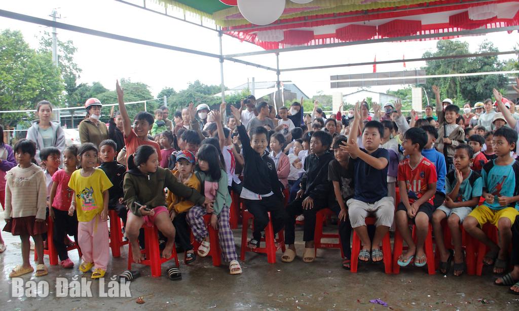 Thiếu nhi buôn Ea Na hào hứng tham gia trò chơi đố vui có thưởng.