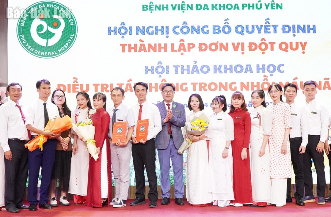 Giám đốc Bệnh viện Đa khoa Phú Yên trao quyết định thành lập Đơn vị Đột quỵ cho Khoa nội Thần kinh – Nội tiết. 