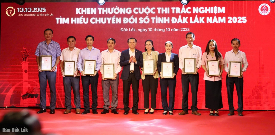 Ban Tổ chức trao giải thưởng cho nhữnbg tập thể xuất sắc tham gia cuộc thi.
