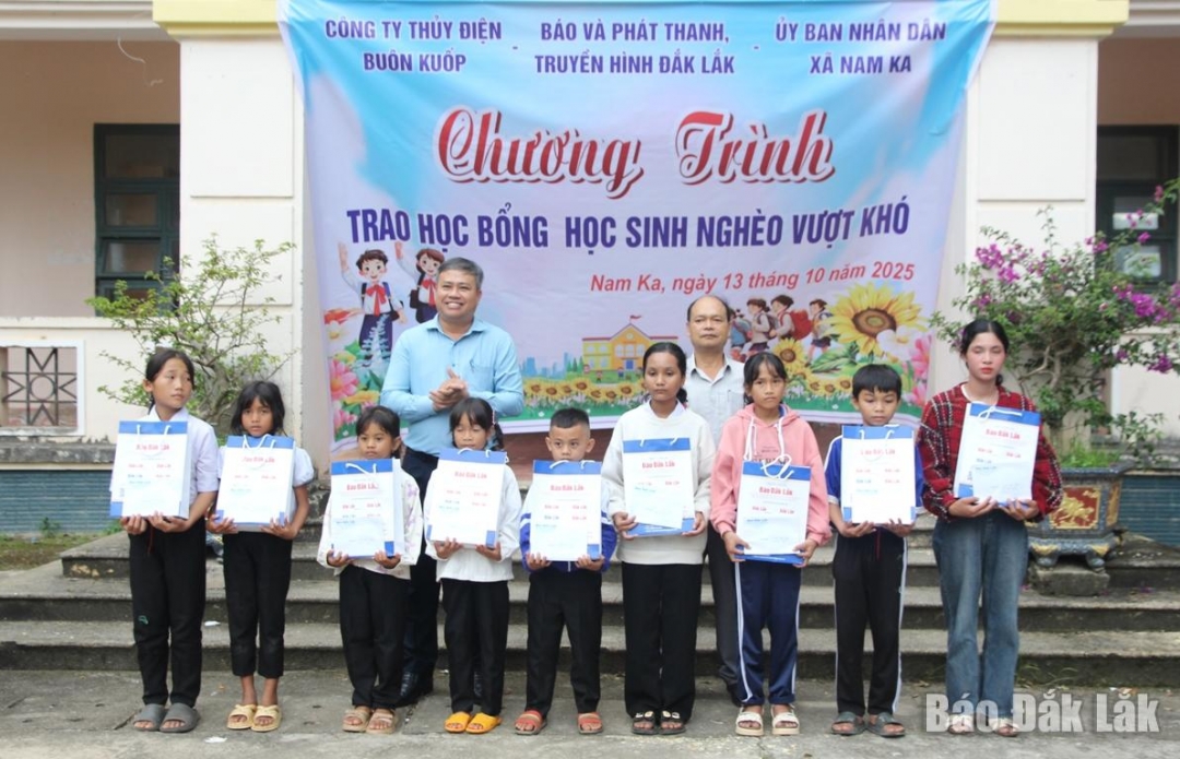 Phó Tổng Biên tập Báo và Phát thanh, Truyền hình Đắk Lắk Nguyễn Khánh Minh và Bí thư Đảng ủy, Chủ tịch HĐND xã Nam Ka Y Săn Ayun trao học bổng tặng các em học sinh.