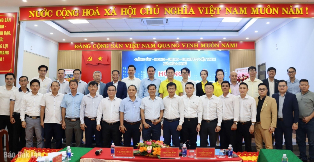 Đại biểu tham dự chụp ảnh lưu niệm tại hội nghị.