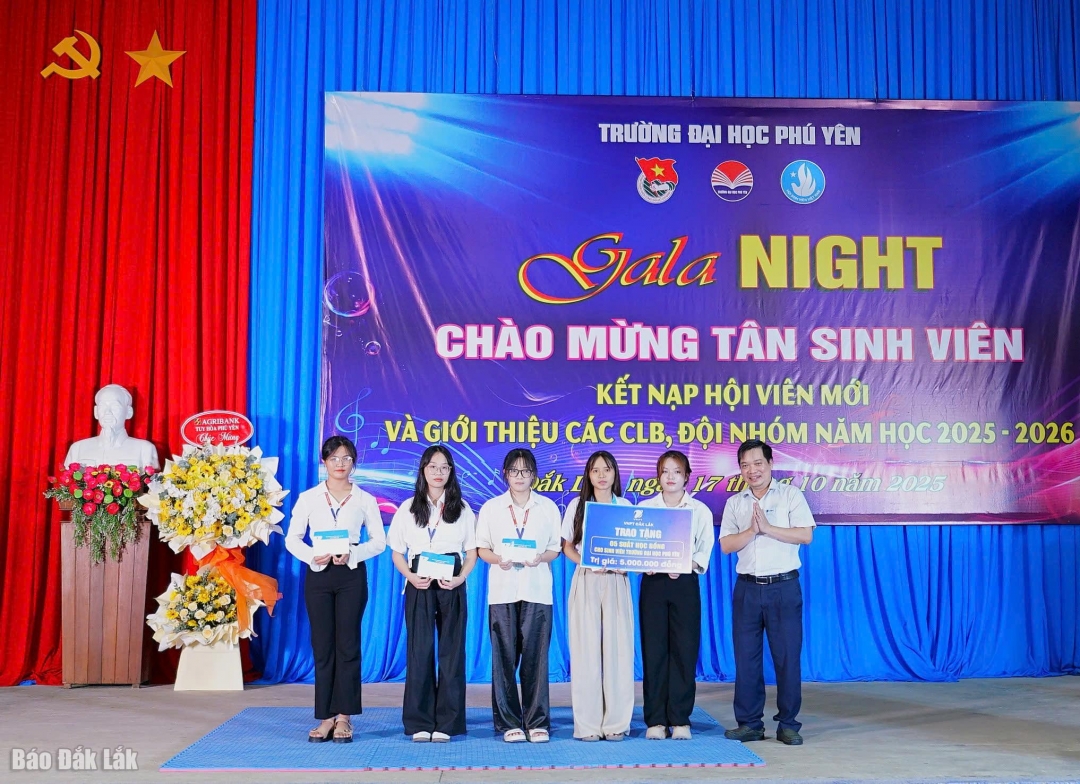 Các nhà tài trợ trao học bổng cho sinh viên.