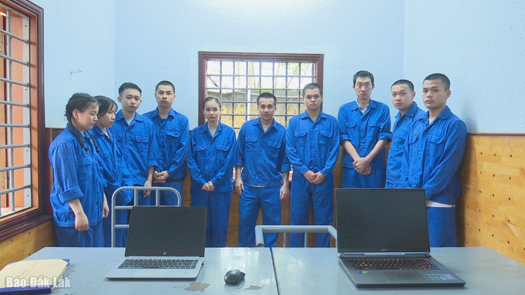 Cơ quan Cảnh sát điều tra Công an tỉnh Đắk Lắk lấy lời khai nhóm đối tượng bị bắt tạm giam. 
