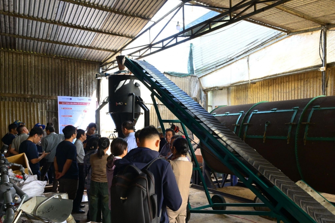 Mô hình lò khí hóa tận dụng phế phẩm nông nghiệp 
được đông đảo bà con nông dân hưởng ứng.