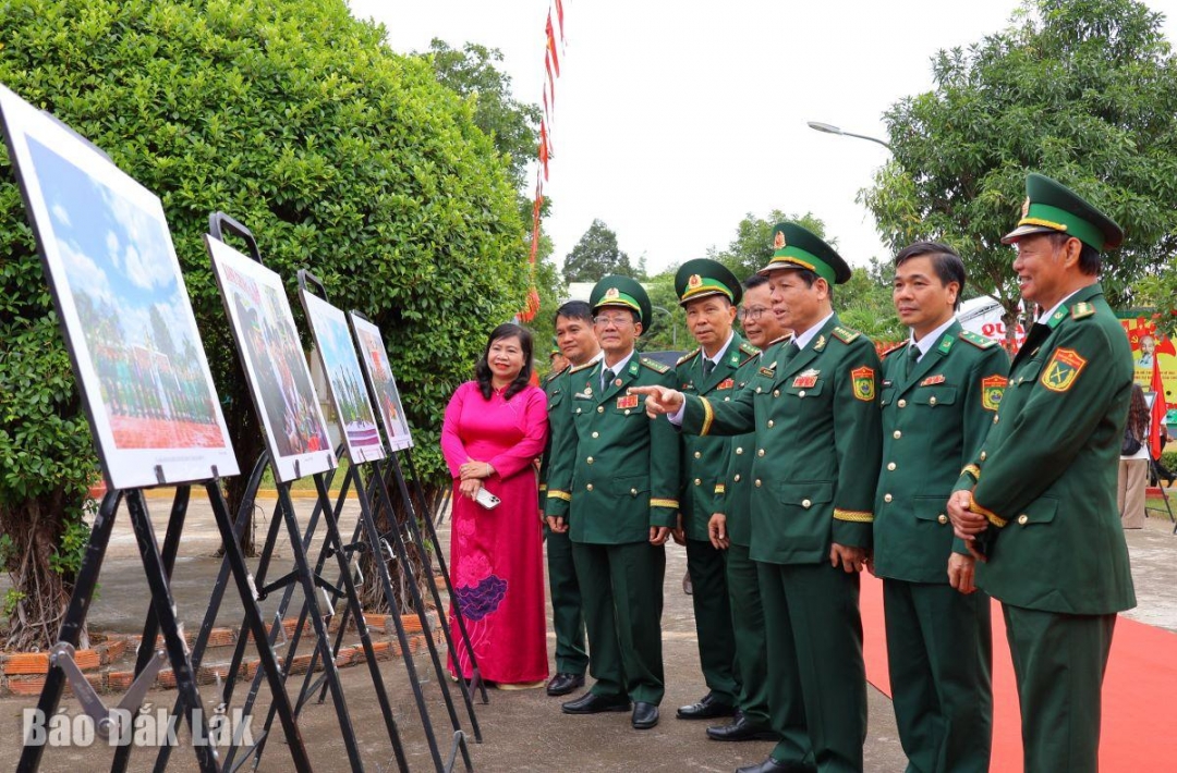 Các đại biểu tham quan triển lãm ảnh tại lễ kỷ niệm.