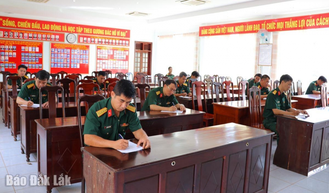 Đoàn công tác kiểm tra nhận thức chính trị cán bộ, chiến sĩ Bộ Chỉ huy Quân sự tỉnh.