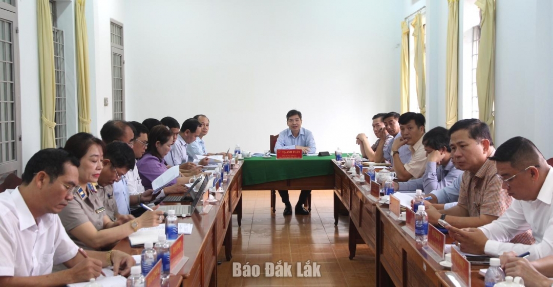 Phó Bí thư Tỉnh ủy, Chủ tịch UBND tỉnh Tạ Anh Tuấn chủ trì buổi tiếp công dân.