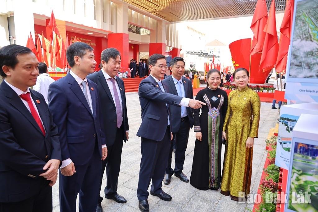 Ủy viên Trung ương Đảng, Bí thư Tỉnh ủy Nguyễn Đình Trung cùng các đại biểu thăm quan 