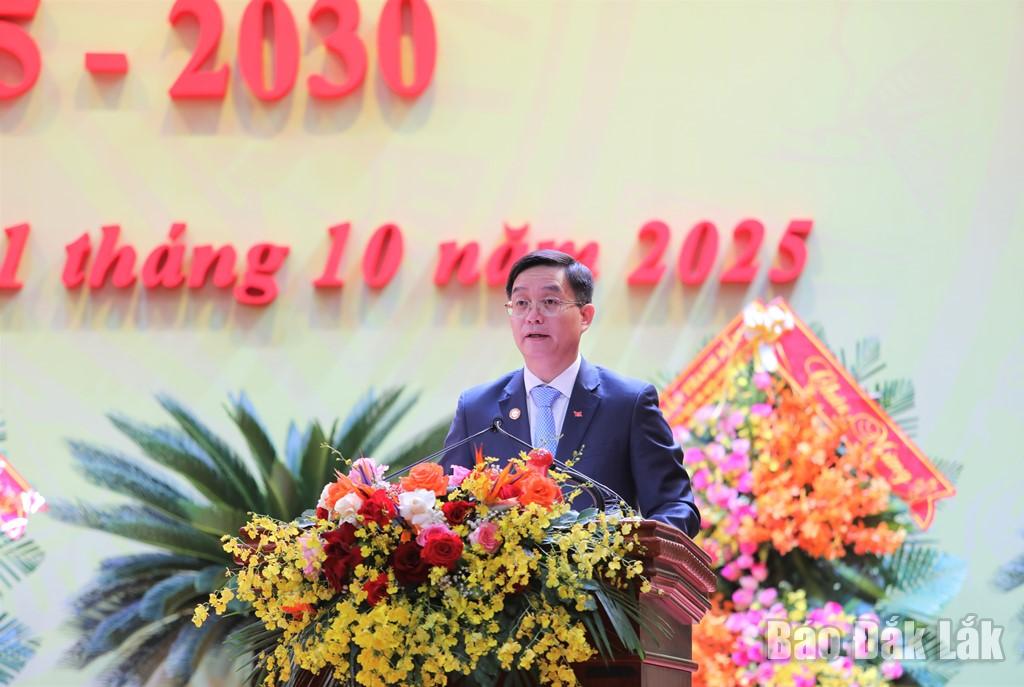 Ủy viên Trung ương Đảng, Bí thư Tỉnh ủy Nguyễn Đình Trung phát biểu bế mạc đại hội. 