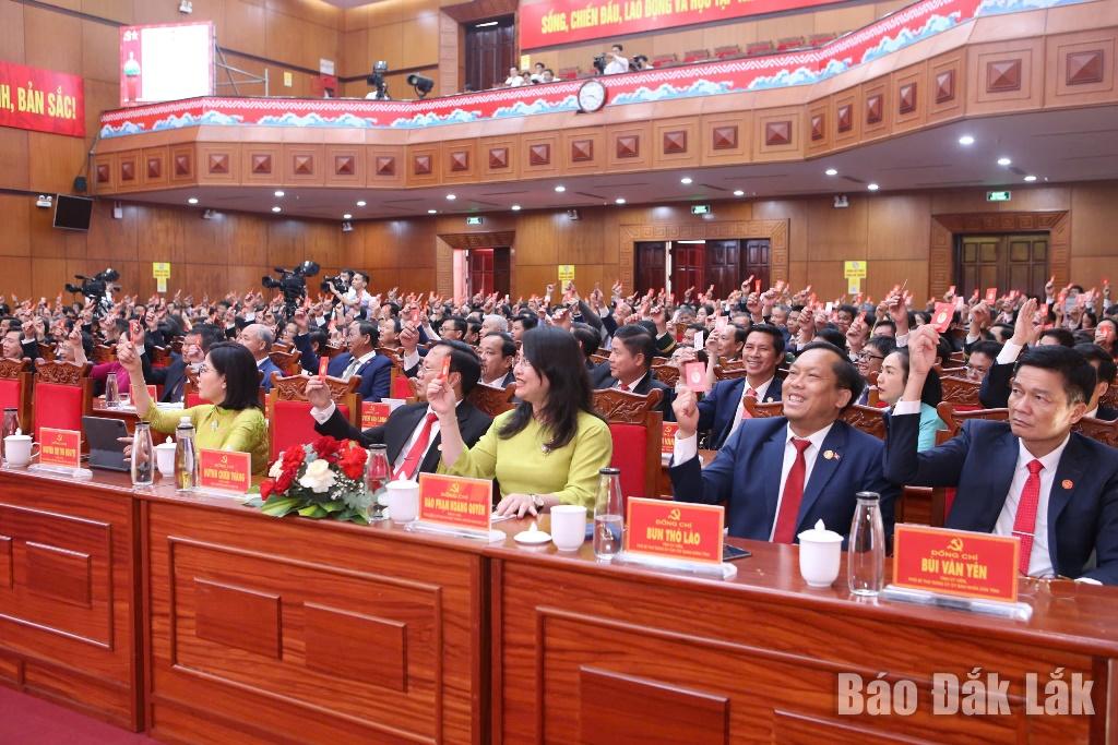 Đại biểu dự đại hội biểu quyết thông qua Nghị quyết Đại hội đại biểu Đảng bộ tỉnh lần thứ I, nhiệm kỳ 2025 - 2030.