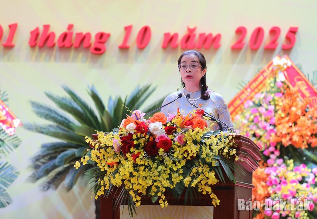 Phó Bí thư Tỉnh ủy Huỳnh Thị Chiến công bố Quyết định của Bộ Chính trị chỉ định Đoàn đại biểu Đảng bộ tỉnh Đắk Lắk dự Đại hội đại biểu toàn quốc lần thứ XIV của Đảng. Ảnh: Thế Hùng