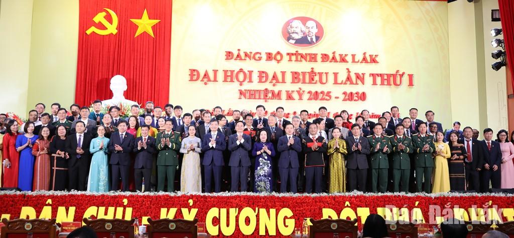 Đoàn Chủ tịch đại hội chụp ảnh lưu niệm cùng các đại biểu.