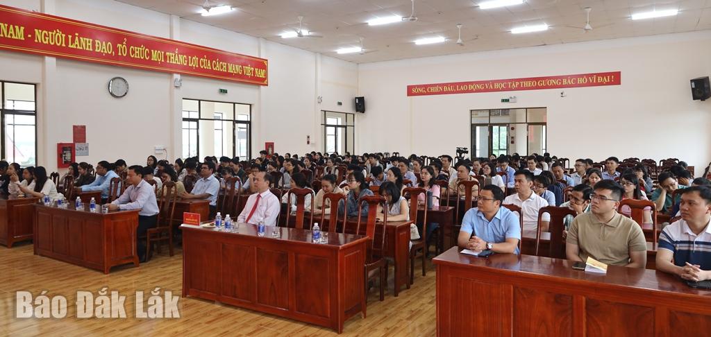 Các đại biểu và học viên tham dự lễ bế giảng.
