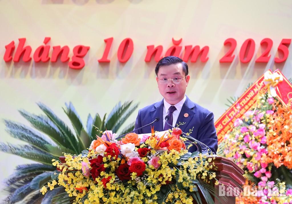 Phó Bí thư Tỉnh ủy Đỗ Hữu Huy trình bày tóm tắt báo cáo tổng hợp ý kiến góp ý đối với dự thảo Văn kiện trình Đại hội đại biểu Đảng bộ tỉnh lần thứ I, nhiệm kỳ 2025 - 2030. Ảnh: Thế Hùng