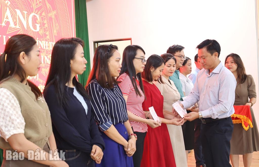 Phó trưởng Ban Thường trực Ban Tuyên giáo và Dân vận Đảng ủy UBND tỉnh Phan Quang Ngọc trao giấy chứng nhận hoàn thành lớp bồi dưỡng cho các học viên.
