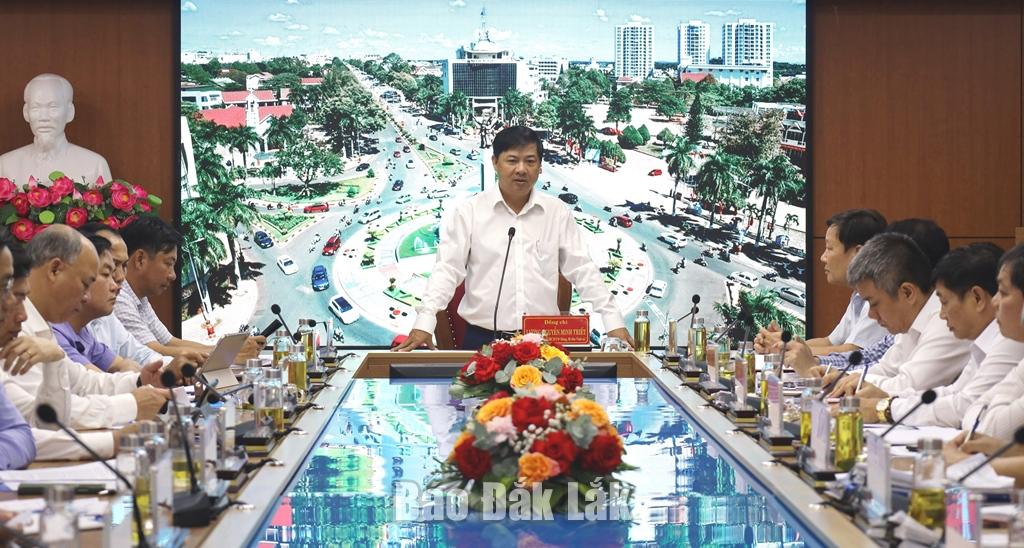 Ủy viên dự khuyết Trung ương Đảng, Bí thư Tỉnh ủy Đắk Lắk Lương Nguyễn Minh Triết phát biểu tại buổi làm việc với Ban Thường vụ Đảng ủy phường Buôn Ma Thuột.