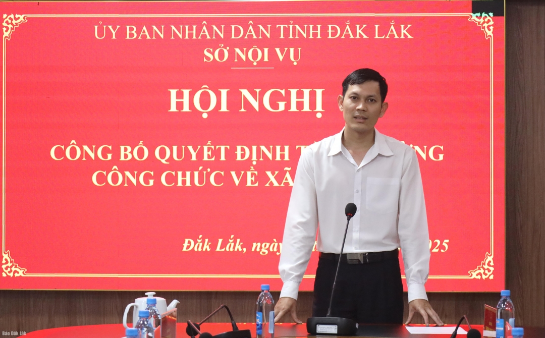 Ông Nguyễn Hoàng Thanh Phúc, chuyên viên phòng Lao động, việc làm phát biểu nhận nhiệm vụ biệt phái.