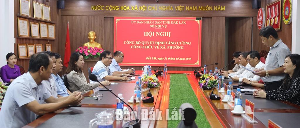 Các đại biểu nghe Chánh Văn phòng Sở Nội vụ Nguyễn Thành Long bông bố quyết đ0ịnh biệt phái công chức