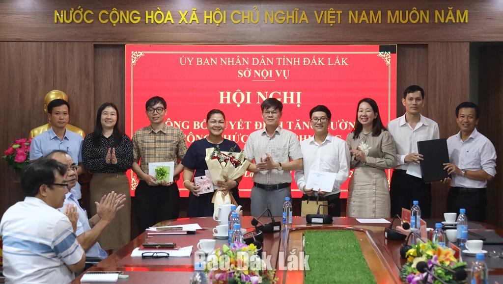 Tỉnh ủy viên, Giám đốc Sở Nội vụ Trương Ngọc Tuấn và lãnh đạo các phòng chuyên môn thuộc Sở Nội vụ tặng quà cho công chức biệt phái.