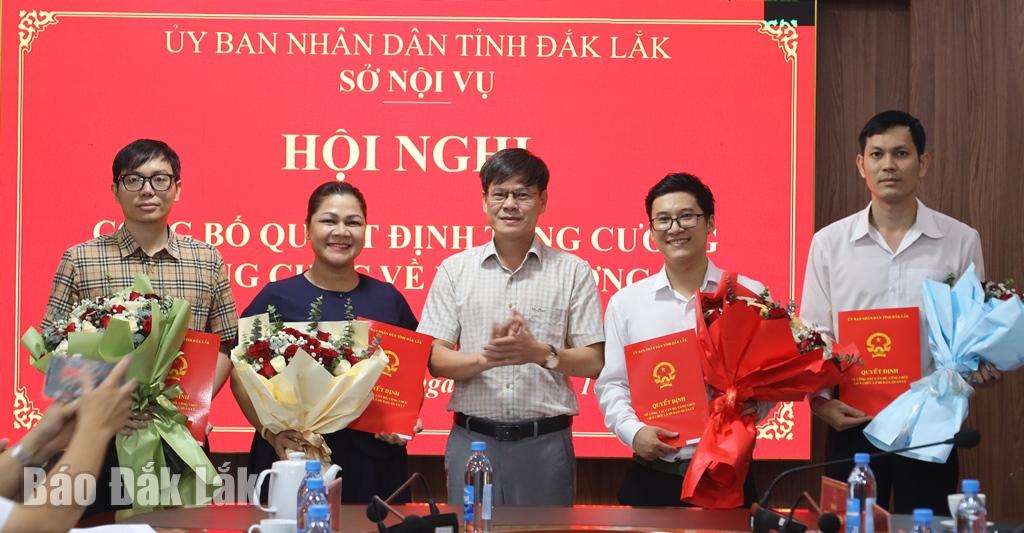 Tỉnh ủy viên, Giám đốc Sở Nội vụ Trương Ngọc Tuấn trao quyết định và tặng hoa chúc mừng các công chức biệt phái.