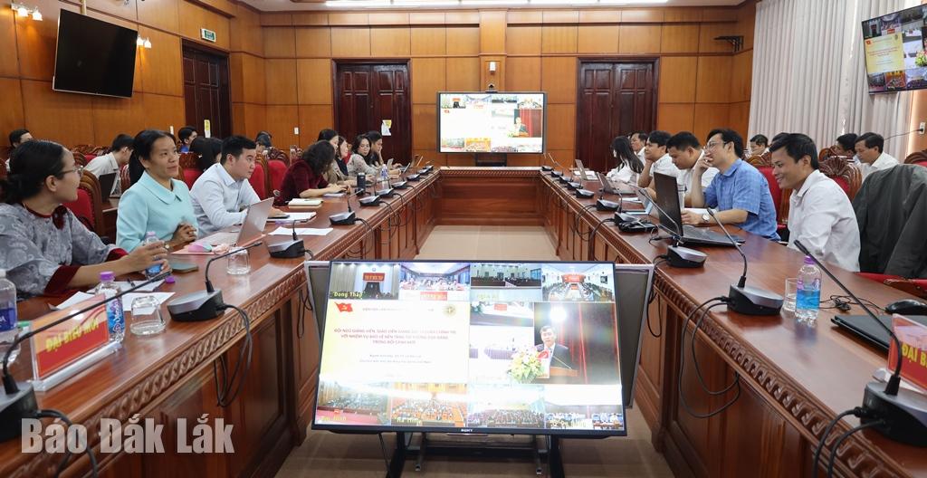 Đại biểu điểm cầu tỉnh Đắk Lắk nghe truyền đạt các chuyên đề.