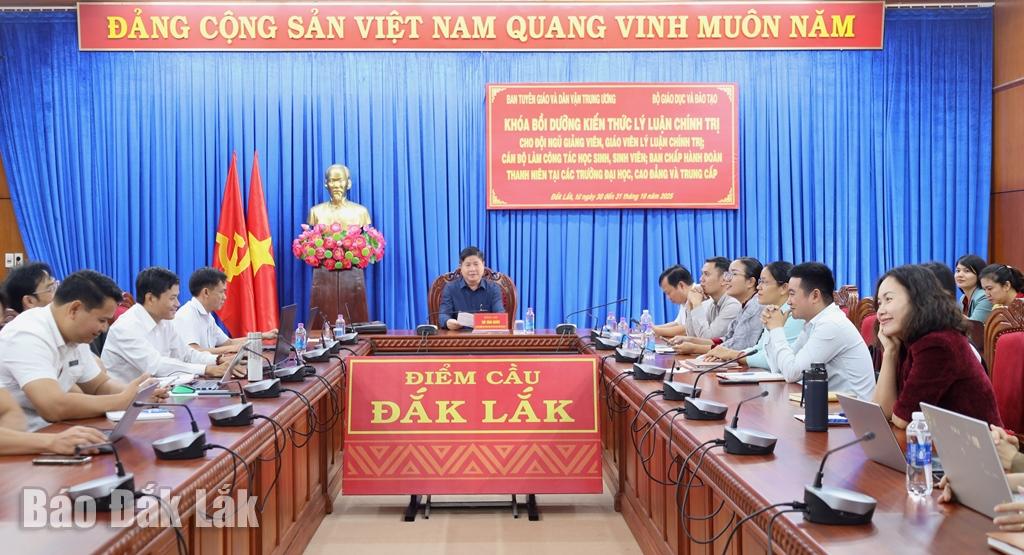 Đại biểu điểm cầu tỉnh Đắk Lắk tham dự khóa bồi dưỡng lý luận chính trị cho đội ngũ cán bộ, giảng viên.