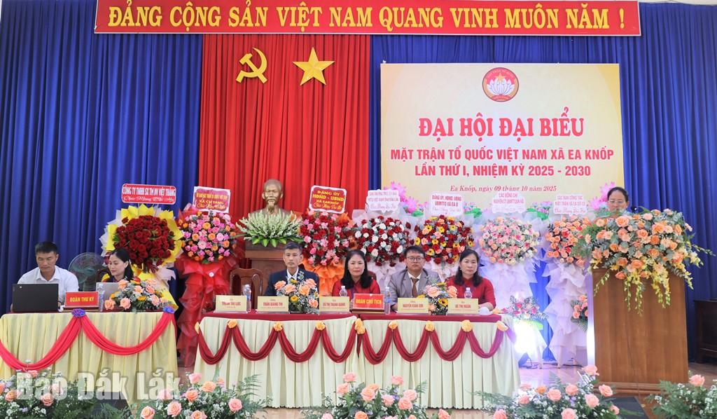 Đoàn Chủ tịch điều hành đại hội.