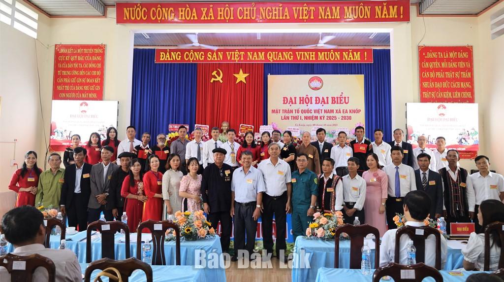 Ủy viên Ủy ban MTTQ Việt Nam xã Ea Knốp khóa I và đại biểu đi dự Đại hội MTTQ Việt Nam tỉnh ra mắt nhận nhiệm vụ.
